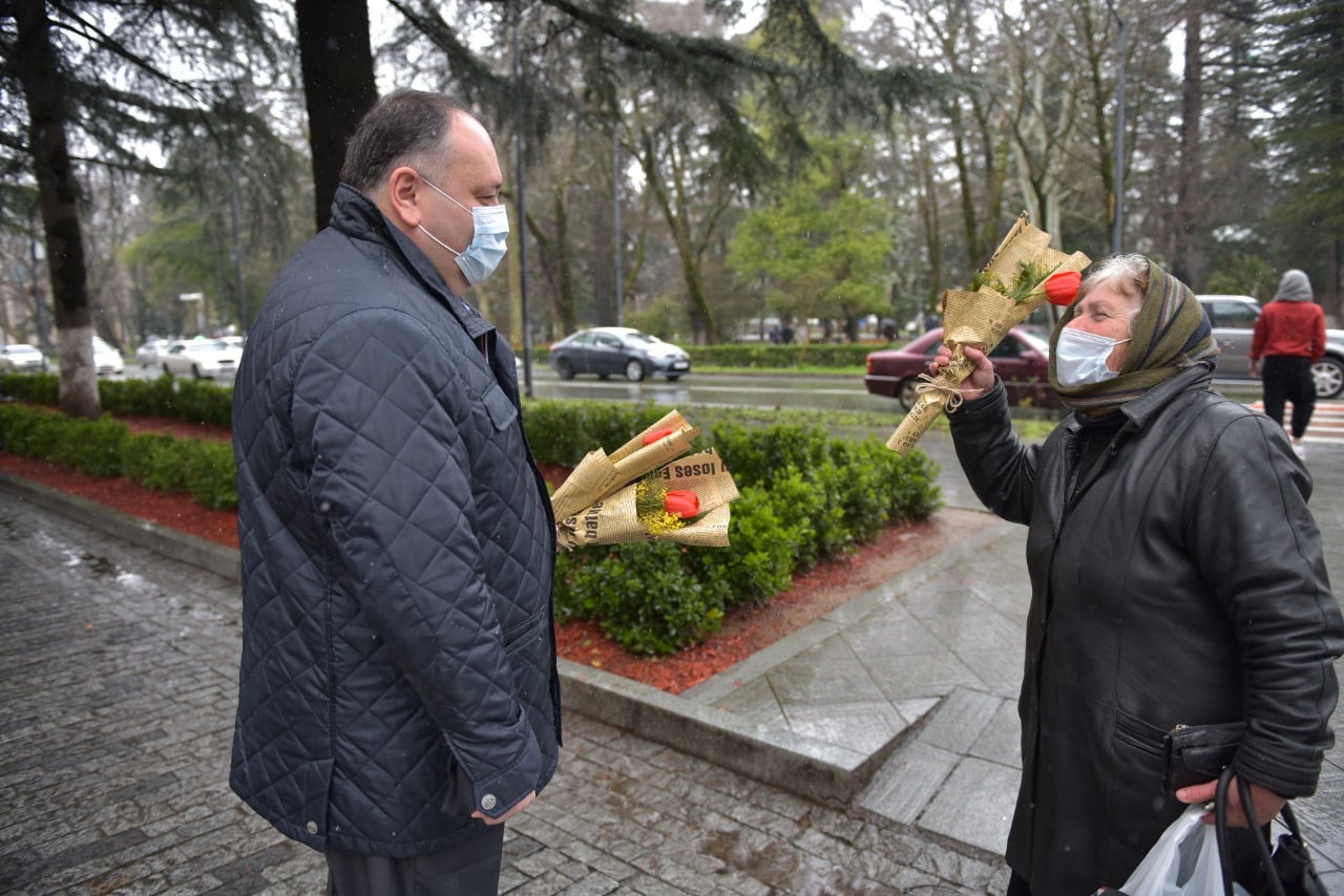 Mayor of Kutaisi Ioseb Khakhaleishvili and the Member of Parliament Zaza Lominadze congratulated women on March 8 in the city streets and gifted flowers to mark International Women's Day