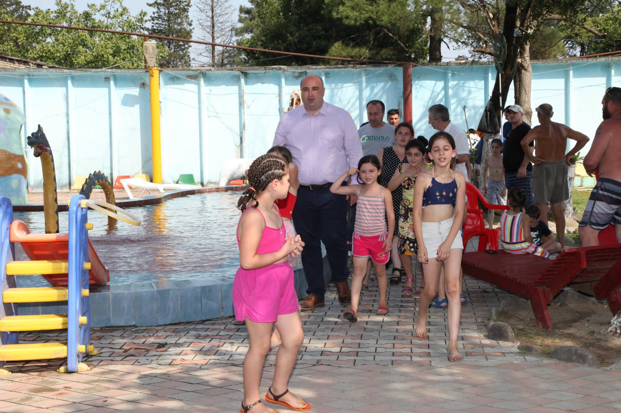 The mayor of Kutaisi took the children of the socially vulnerable family to the swimming pool