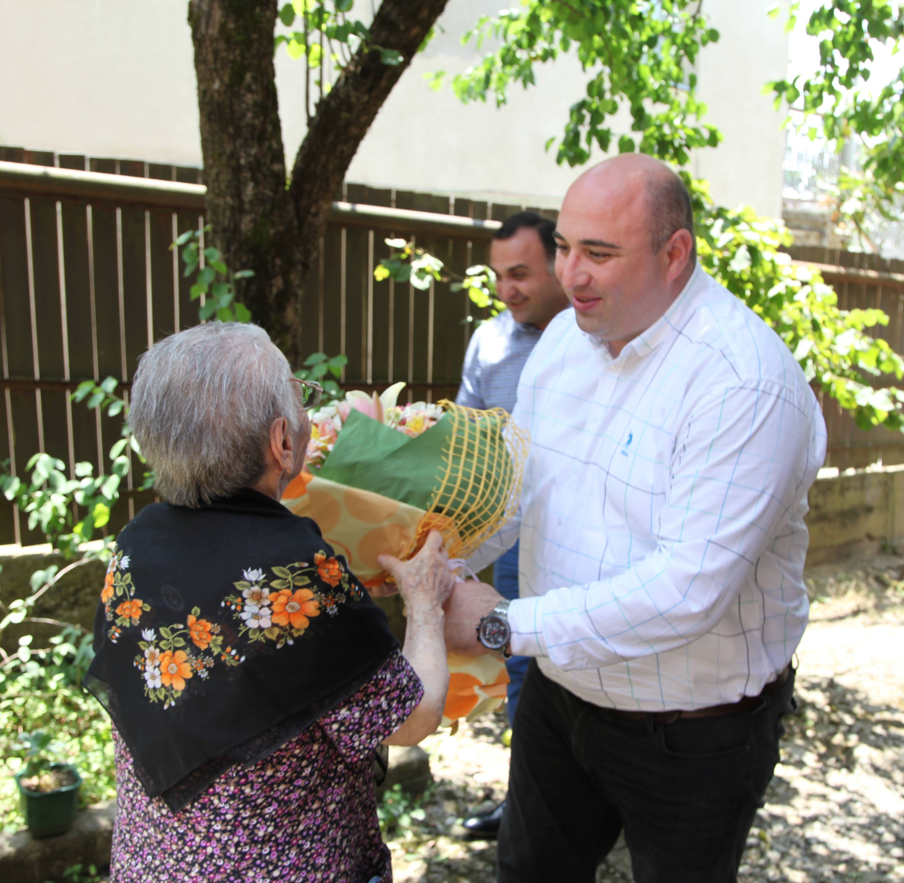 The mayor of Kutaisi congratulated the 100-year-old woman her birthday