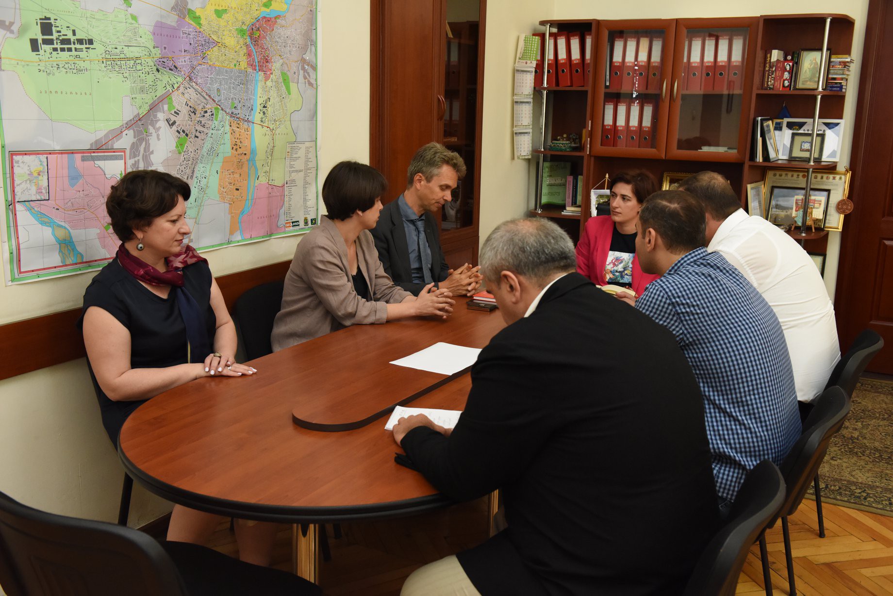 ქუთაისის მუნიციპალიტეტის მერიას სამუშაო ვიზიტით, ჰოლანდიის ქალაქ დელფის მუნიციპალიტეტის ურბანული განვითარებისა და ეკონომიკის დეპარტამენტის ხელმძღვანელი გიდო ტენ დოლე ეწვია