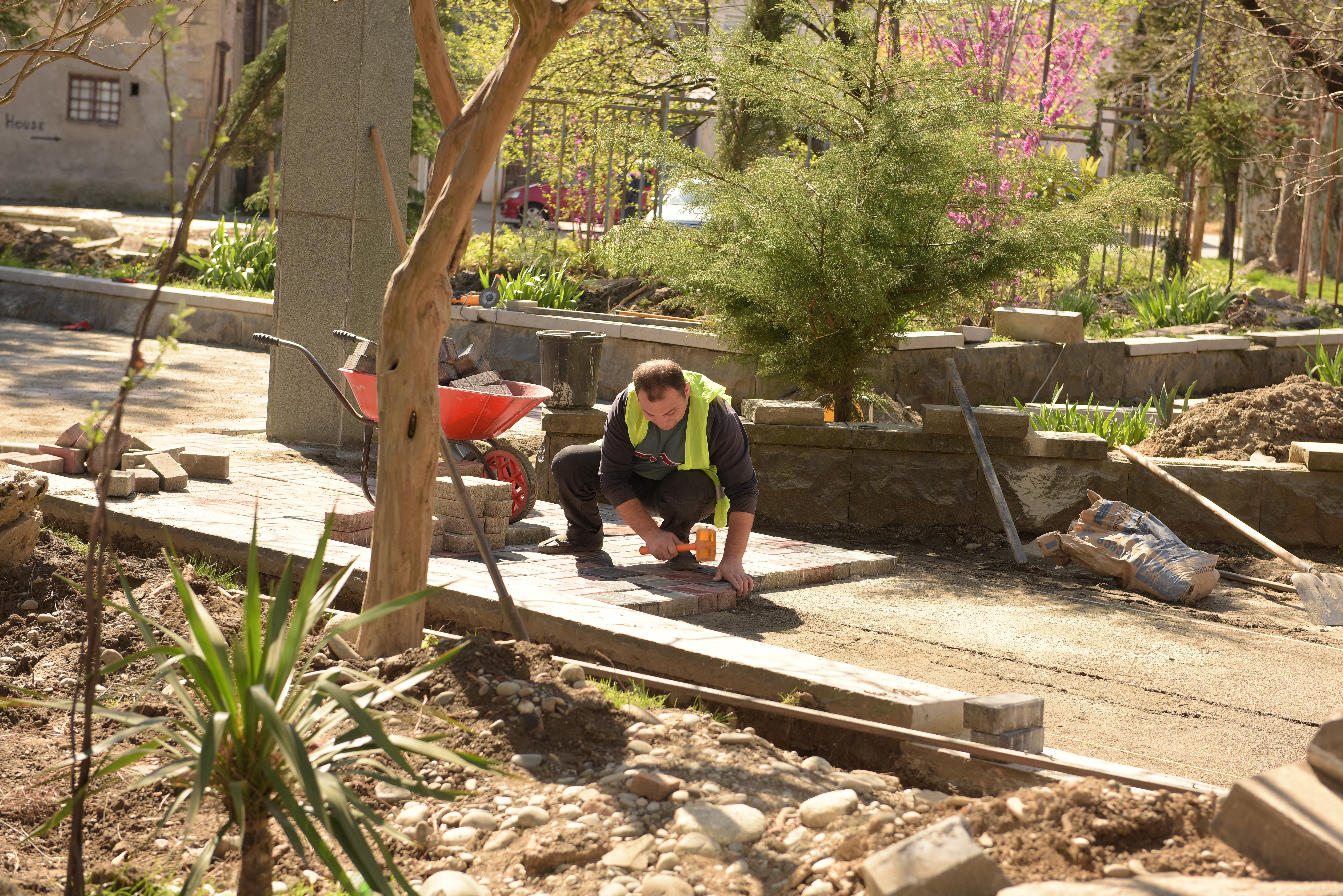 Aslanikashvili Square is being improved in Kutaisi