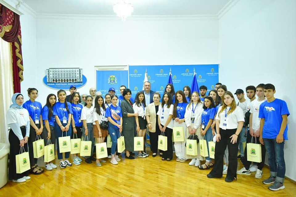 ქუთაისის მერი იოსებ ხახალეიშვილი საქართველოს მოქალაქე სხვადასხვა ეროვნების ახალგაზრდებს შეხვდა, რომლებიც ზურაბ ჟვანიას სახელობის სახელმწიფო ადმინისტრირების სკოლაში გადიან სასწავლო კურსს