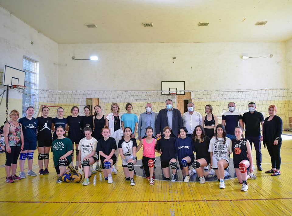 Mayor of Kutaisi Ioseb Khakhaleishvili visited Kutaisi Volleyball School and handed over sports uniforms to girls and boys.