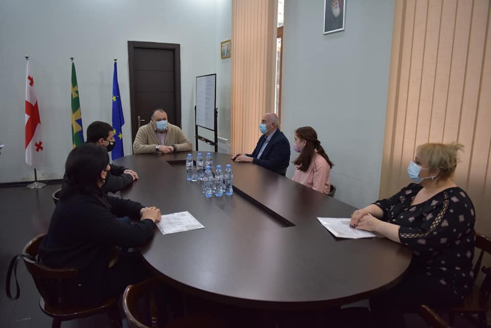 Mayor of Kutaisi Ioseb Khakhaleishvili met with successful coaches and the winner of the project "Etalon"